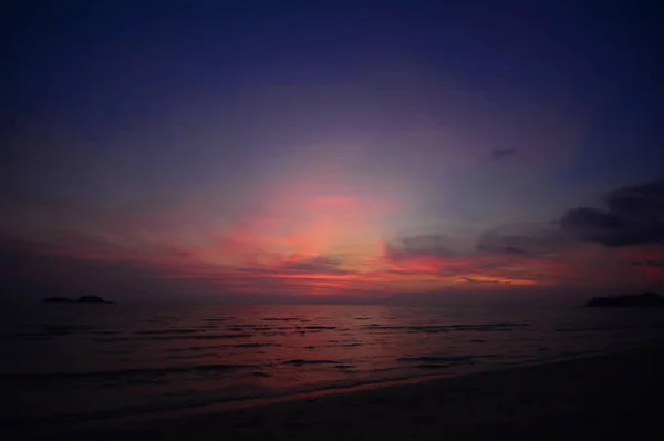 Темно Космическая Межгалактическая Облачность Многоцветный Закат Двумя Островами Горизонте Далеко — стоковое фото