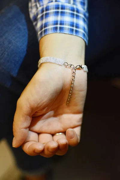 Schlankes Funkelndes Perlenarmband Handgelenk Mit Blau Kariertem Hemd Auf Jeanshintergrund — Stockfoto