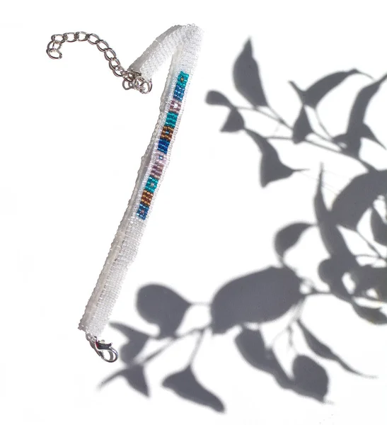 Glittrande Pärlstav Handgjorda Smycken Armband Vit Bakgrund Med Löv Skuggor — Stockfoto