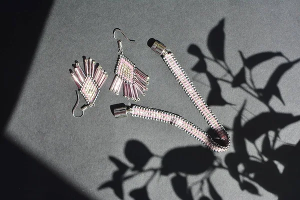 Sprankelende Beaded Handgemaakte Sieraden Set Oorbellen Armband Zilver Grijs Roze Stockfoto