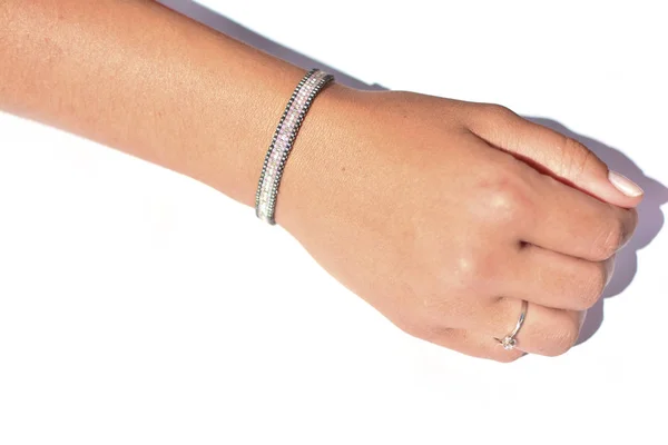 Schlanke Funkelnde Perlen Armband Der Hand Isoliert Auf Weißem Hintergrund — Stockfoto