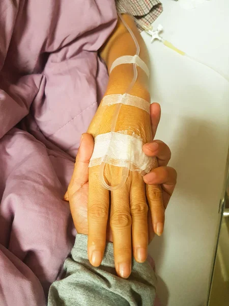 Mão Segurando Paciente Com Cateter Mão Para Tratamento Hospital — Fotografia de Stock
