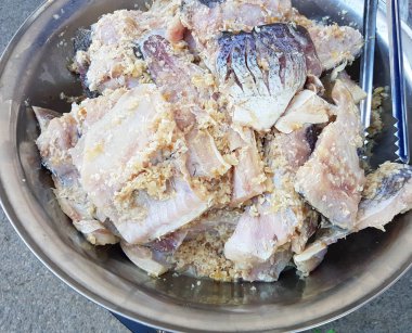 Tay tarzında ham Tay pazarda satılan korunmuş balık turşusu