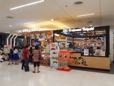 Khon Kaen, Thailand - 14 Kasım: üzerinde 14 Kasım 2017 yılında Khon Kaen, Thailand volkan Salonu Merkez Plaza önünde duran kimliği belirsiz insanlar.