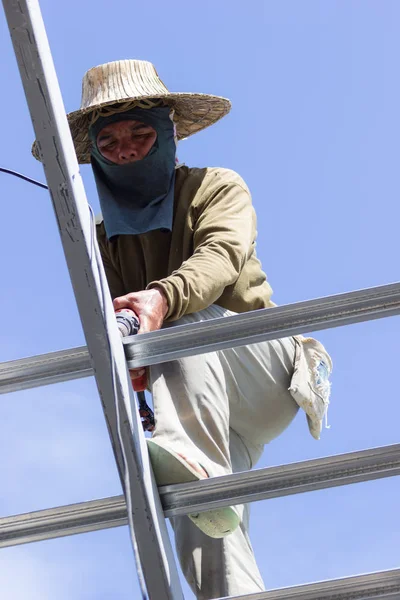 Chiang Rai Thailand August Close Unidentified Male Roofer Using Electric — Stock Photo, Image