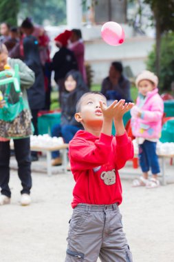Chiang Rai, Tayland - 13 Ocak: kimliği belirsiz Asyalı çocuk balon 13 Ocak 2018 üzerinde oynarken Chiang rai, Tayland.