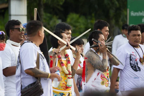 Phuket Tayland Ekim 2018 Çinli Tay Keşiş Ağzını Ile Kılıç — Stok fotoğraf