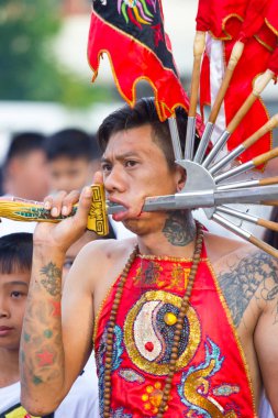 Phuket, Tayland - 12 Ekim 2018: Çinli Tay keşiş ağzı yürüyüş onun Tanrı tarafından sahip Phuket Town vejetaryen Festivali bayraklarda ile 12 Ekim 2018 üzerinde Chiang rai, Tayland deldi. Yakın çekim vurdu.