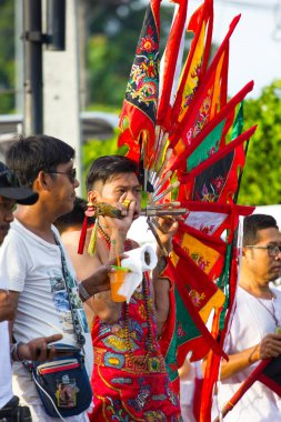Phuket, Tayland - 12 Ekim 2018: Çinli Tay keşiş yanağını ile yürüyüş onun Tanrı tarafından sahip Phuket Town vejetaryen Festivali bayraklarda ile 12 Ekim 2018 üzerinde Chiang rai, Tayland deldi. Yakın çekim vurdu.