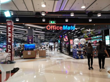 Chiang Rai, Tayland - 17 Aralık: Chiang rai, Tayland 17 Aralık 2018 üzerinde Kırtasiye Officemate, arayan kimliği belirsiz insanlar depolamak. 