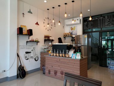 Chiangrai, Tayland - 17 Aralık: 17 Aralık 2018 Chiangrai, Tayland tarihinde kafede tezgahın arkasındaki ayakta tanımlanamayan Genç Asyalı barista.