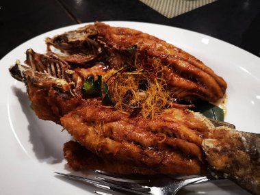 bıçak ve çatal ile beyaz yemek yakın çekim kızarmış balık