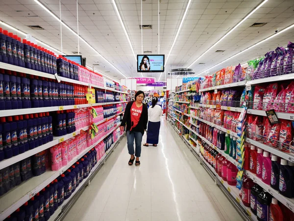 Bangkok Thailand 2018 Bangkok Thailand Unbekannte Frau Reinigungsbereich Eines Supermarktes — Stockfoto
