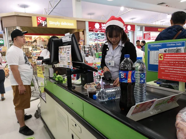 Bangkok, Tayland - 31 Aralık: Kimliği belirsiz Asyalı kadın kasiyer santa şapka kadın satıcı ile mal süpermarkette 31 Aralık 2018 üzerinde Bangkok, Tayland tarama barkod okuyucu ile. 