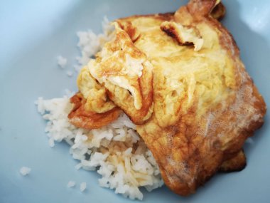 mavi tabak arka plan üzerinde pirinç omlet. Tayland Gıda.