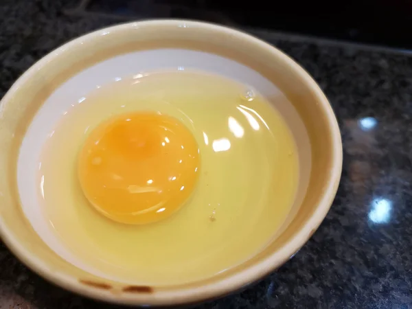 蛋黄和白色在大理石桌背景的一个小碗 — 图库照片