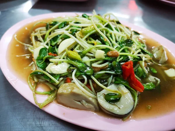 クローズ アップ ピンクの皿の上の野菜を炒め フィールドの浅い深さ タイ料理 — ストック写真