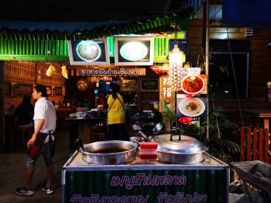 Loei - 13 Ocak: geleneksel tatlılar içinde Chiang Khan üzerinde 13 Ocak 2019: Loei, Thailand içinde gece sokak piyasa satış kimliği belirsiz kişi.