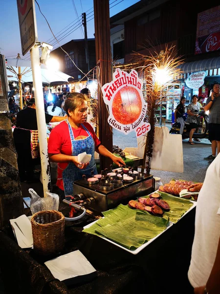Loei - 13 Ocak: Tay geleneksel aperatifler içinde Chiang Khan üzerinde 13 Ocak 2019: Loei, Thailand içinde gece sokak piyasa satış kimliği belirsiz bir kadın.