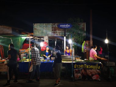 Loei - Ocak 13: 13 Ocak 2019: Loei, Thailand içinde Chiang Khan gece semt pazarı içinde yürürken kimliği belirsiz kişi.