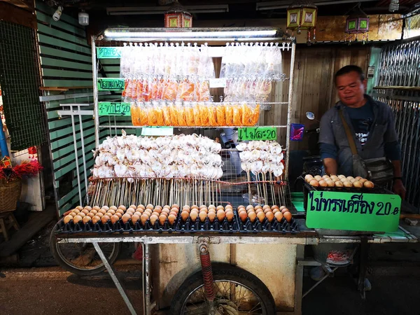 Loei Enero Hombre Identificado Vendiendo Calamares Secos Parrilla Mercado Nocturno —  Fotos de Stock