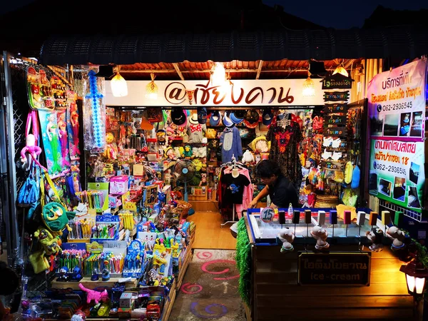 Loei Stycznia Niezidentyfikowany Mężczyzna Sprzedającą Zabawki Chiang Khan Nocny Targ — Zdjęcie stockowe