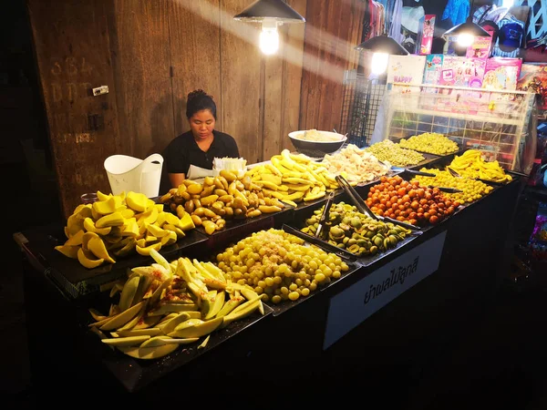 Loei Enero Mujer Identificada Vendiendo Frutas Preservadas Mercado Nocturno Chiang —  Fotos de Stock