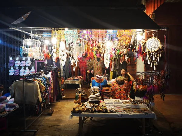 Loei Enero Mujer Identificada Vendiendo Atrapasueños Mercado Nocturno Chiang Khan —  Fotos de Stock