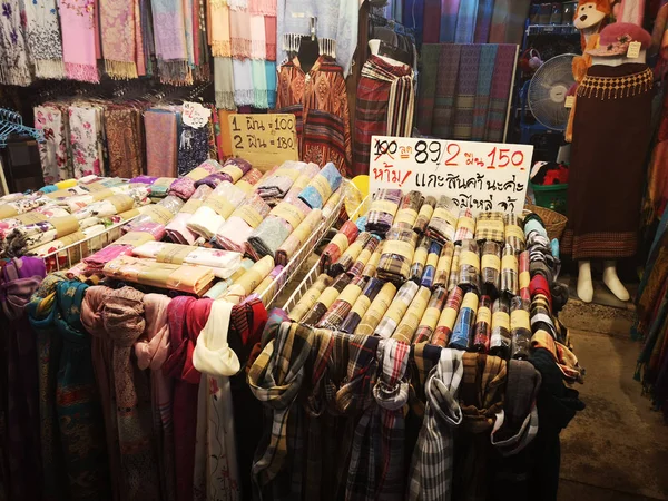Loei Enero Mujer Identificada Vendiendo Telas Mercado Nocturno Chiang Khan —  Fotos de Stock