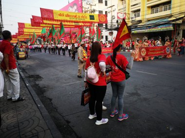 Nakhon Sawan, Thailand - 8 Şubat: kimliği belirsiz Asyalı insanlar Çin yeni yılı Festival dragon geçit töreni 8 Şubat 2019 Nakhon Sawan, Thailand içinde izlerken.