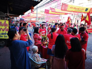Nakhon Sawan, Tayland - 8 Şubat: Tanrı'nın orta Dragon'da karşılama kimliği belirsiz Asyalı insanlar üzerinde 8 Şubat 2019 Nakhon Sawan, Thailand içinde Çin yeni yılı festival geçit.