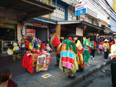Nakhon Sawan, Tayland - 8 Şubat: dragon at performansını izlerken kimliği belirsiz Asyalı insanlar üzerinde 8 Şubat 2019 Nakhon Sawan, Thailand içinde Çin yeni yılı festival geçit.