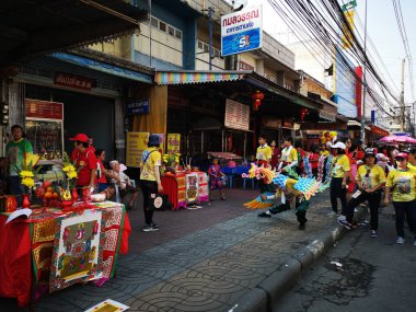Nakhon Sawan, Tayland - 8 Şubat: dragon at performansını izlerken kimliği belirsiz Asyalı insanlar üzerinde 8 Şubat 2019 Nakhon Sawan, Thailand içinde Çin yeni yılı festival geçit.