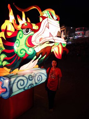Nakhon Sawan, Tayland - 8 Şubat: kimliği belirsiz Asyalı kadın ile dragon fener Çin yeni yılı festival üzerinde durabilen 8 Şubat 2019 yılında Nakhon Sawan, Thailand.
