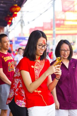 Nakhon Sawan, Thailand - 8 Şubat: kimliği belirsiz Asyalı kadın alarak fotoğraf ejderha geçit töreninde Çin yeni yılı festival 8 Şubat 2019 yılında Nakhon Sawan, Thailand.