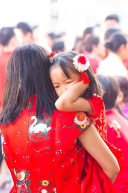Nakhon Sawan, Thailand - 8 Şubat: kimliği belirsiz Asyalı kız annesi kolunu Çin yeni yılı Festivali yılında crying on 8 Şubat 2019 yılında: Nakhon Sawan, Thailand.