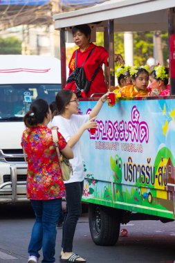 Nakhon Sawan, Thailand - 8 Şubat: kırmızı soda başkalarına Çin yeni yılı Festivali'nde otobüste 8 Şubat 2019: Nakhon Sawan, Thailand içinde tarih vererek kimliği belirsiz Asyalı kadın.