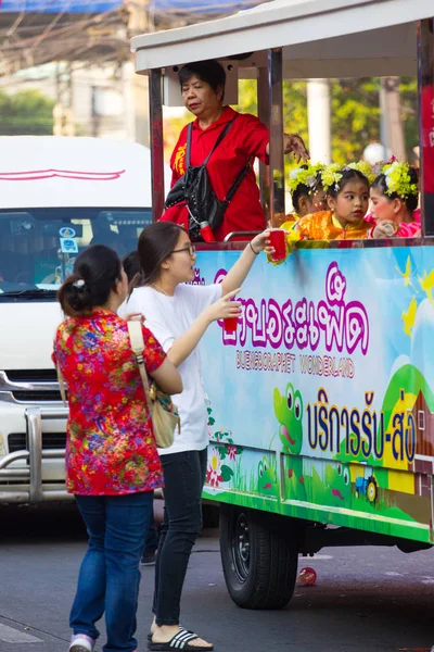 Nakhon Sawan, Thailand - 8 Şubat: kırmızı soda başkalarına Çin yeni yılı Festivali'nde otobüste 8 Şubat 2019: Nakhon Sawan, Thailand içinde tarih vererek kimliği belirsiz Asyalı kadın.