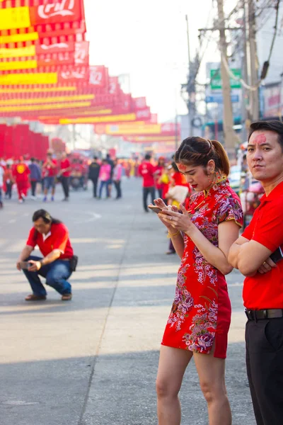 泰国那空沙旺 2月8日 在泰国那空沙旺举行的中国新年节上 穿着中国传统服装的不明身份的亚洲妇女使用手机 — 图库照片