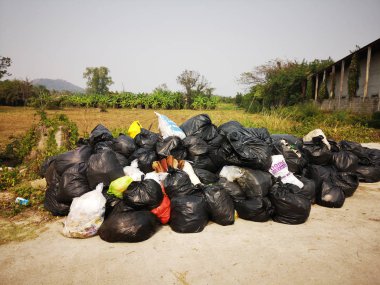 Chiangrai, Tayland - 12 Şubat: Yan yol üzerinde 12 Şubat 2019 Chiangrai, Tayland, patika üzerinde siyah çöp yığını.