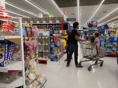 Chiang Rai, Tayland - 12 Şubat: Ürünler alışveriş sepeti ile süpermarkette 12 Şubat 2019 seçme Chiang rai, Tayland tanımlanamayan kişi.