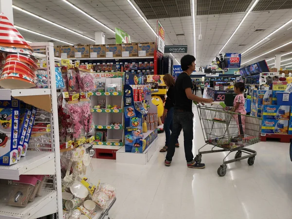 Chiang Rai Tailandia Febrero Personas Identificadas Eligiendo Productos Con Carrito —  Fotos de Stock