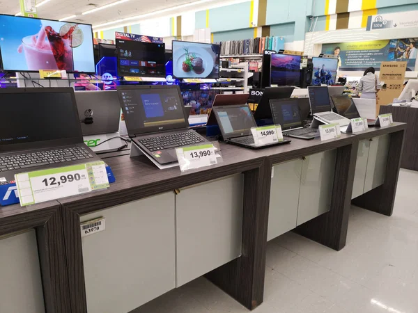 테이블에 컴퓨터 노트북 슈퍼마켓에서 2019 — 스톡 사진