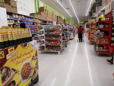 Chiang Rai, Tayland - 12 Şubat: Ürünler alışveriş sepeti ile süpermarkette 12 Şubat 2019 seçme Chiang rai, Tayland tanımlanamayan kişi.