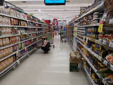 Chiang Rai, Tayland - 12 Şubat: Ürünler alışveriş sepeti ile süpermarkette 12 Şubat 2019 seçme Chiang rai, Tayland tanımlanamayan kişi.