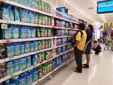 Chiang Rai, Tayland - 12 Şubat: kimliği belirsiz kişi yumuşatıcı süpermarkette 12 Şubat 2019 seçme Chiang rai, Tayland.