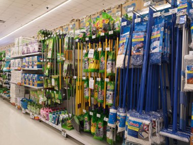 Chiang Rai, Tayland - 12 Şubat: araç ve ekipmanları temizlik seti Chiang rai, Tayland 12 Şubat 2019 süpermarkette satılan. Perspektif Görünümü.