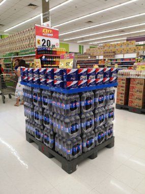 Chiang Rai, Tayland - 12 Şubat: meşrubat şişeleri raflarda süpermarkette 12 Şubat 2019 Chiang rai, Tayland satılan.