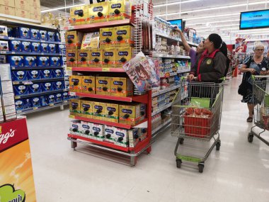 Chiang Rai, Tayland - 12 Şubat: kimliği belirsiz kişi mal süpermarkette 12 Şubat 2019 seçme Chiang rai, Tayland.