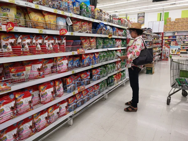 Chiang Rai Tailandia Febrero Personas Identificadas Eligen Beber Instantáneamente Supermercado —  Fotos de Stock